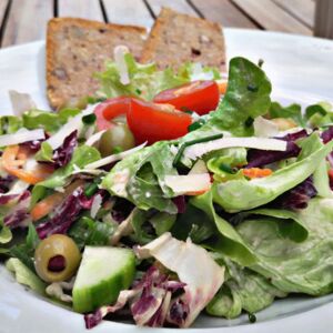 Gast Hof Grün - Salat des Tages mit selbstgebackenem Nussbrot